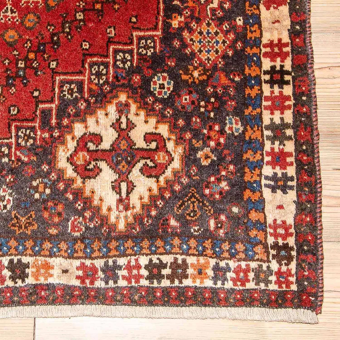 Qashqai Rug 224x163cm - Persian Rugs