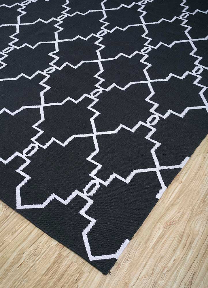 Wool Rug - 375 x 270 cm - black and white
