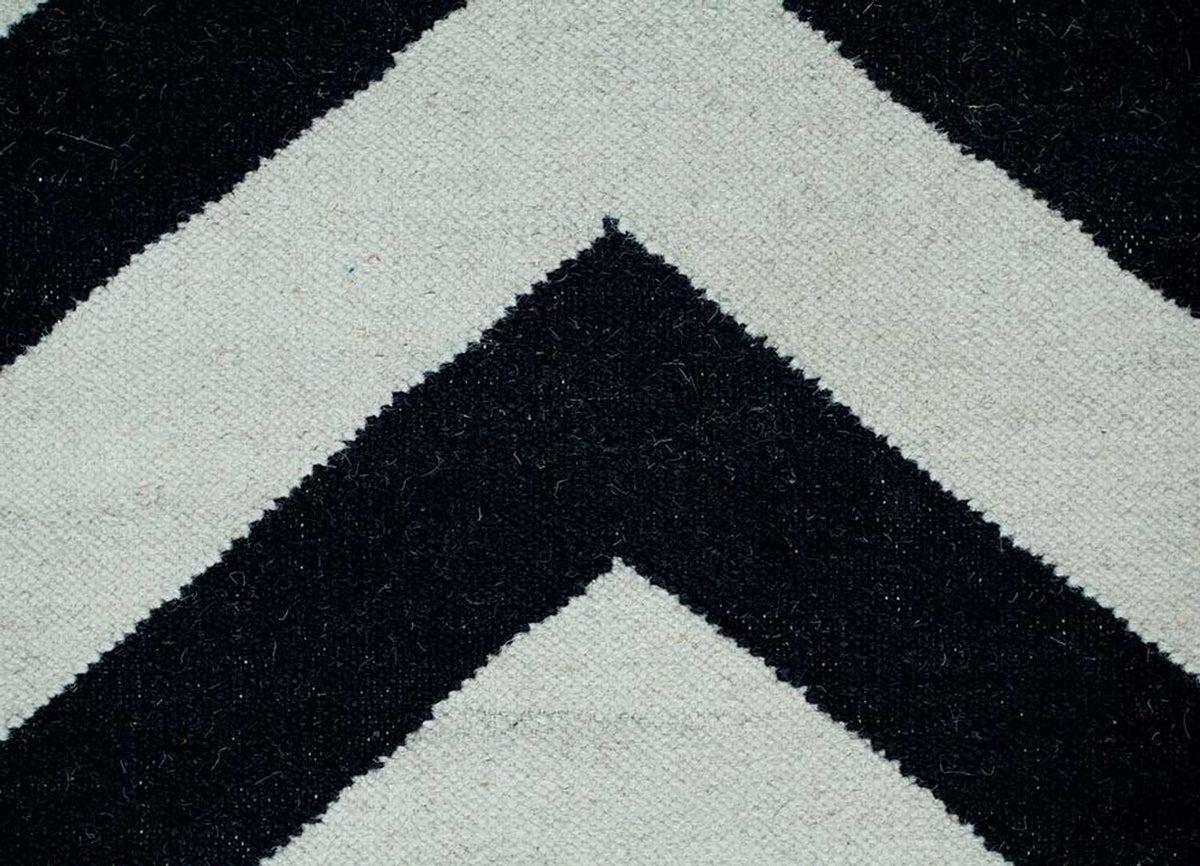 Wool Rug - 240 x 150 cm - black and white