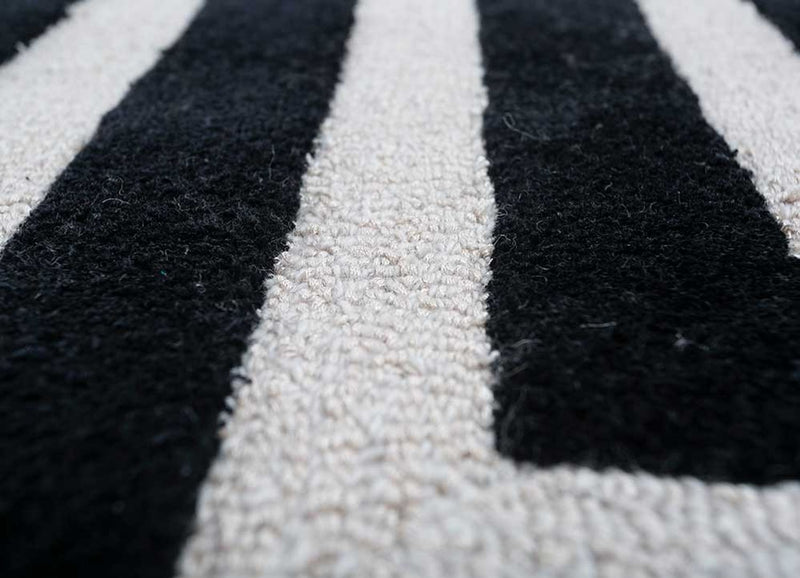 Wool Rug - 330 x 240 cm - black and white
