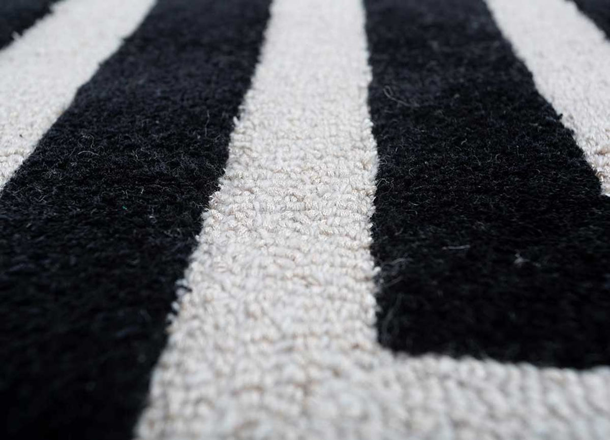 Wool Rug - 330 x 240 cm - black and white