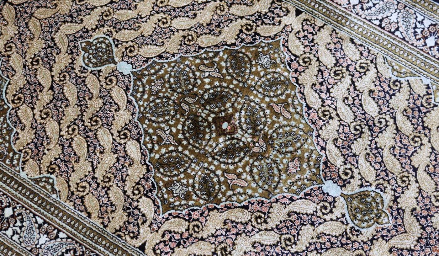 Qom Silk Rug 163x109cm - Persian Rugs